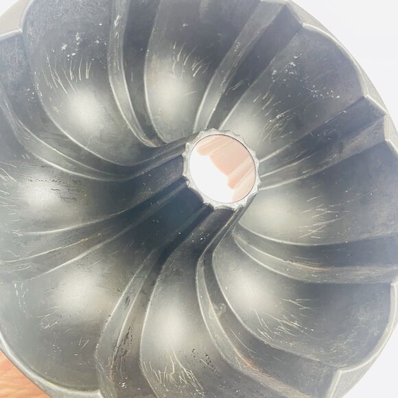 Chilton 10" Fluted Bundt Cake Pan Jello Mold Cast Aluminum VTG Poppy Orange Red - Picture 8 of 12